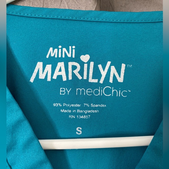 Women’s Scrub Top - Size Small - Picture 2 of 4